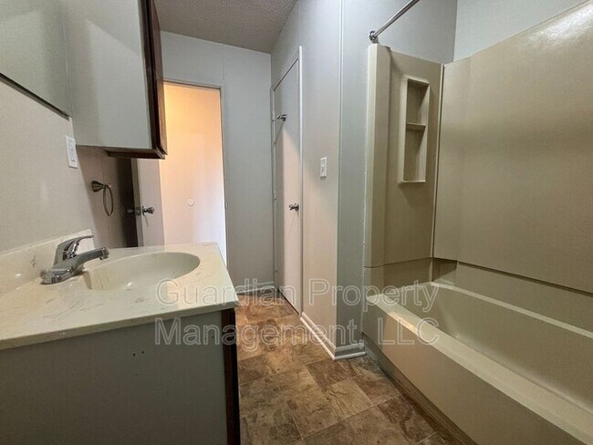 Building Photo - 1602 Brookside Dr