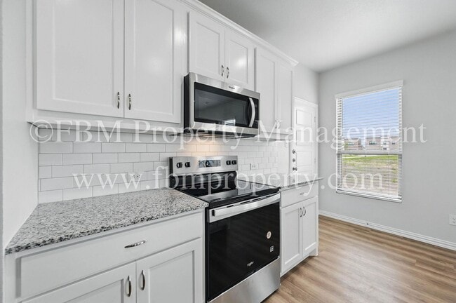 Building Photo - 2121 Luna Dr