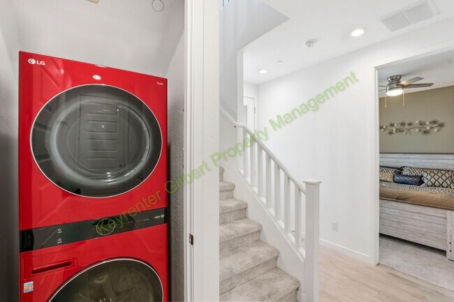 Building Photo - Fully-Furnished End Unit Gilbert Home in Warner Meadow Community