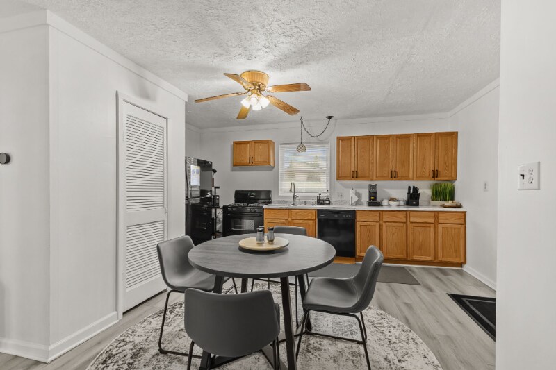 Building Photo - 131 W Noble St