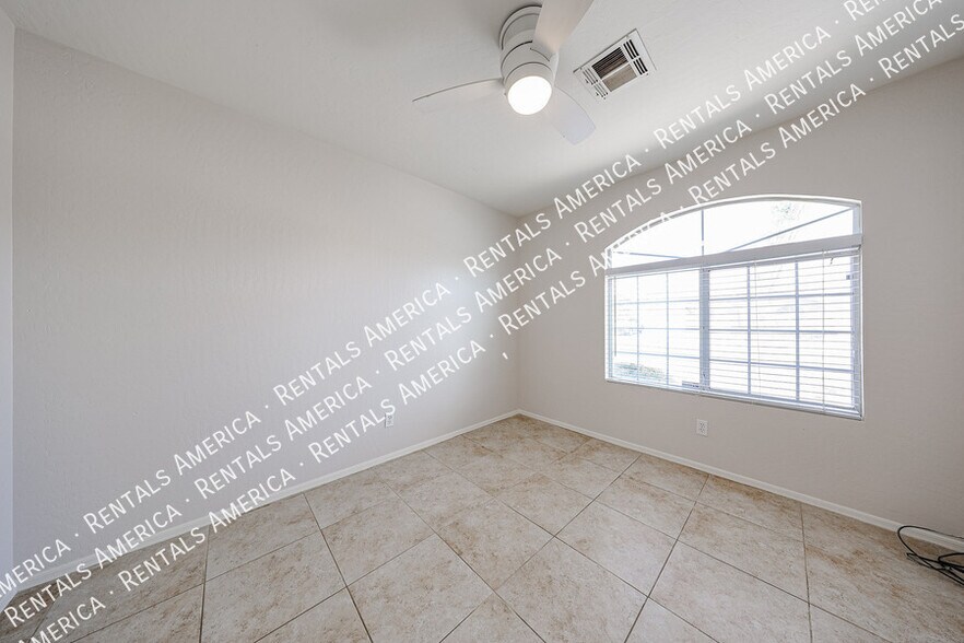 Building Photo - 4819 E Whitehall Dr