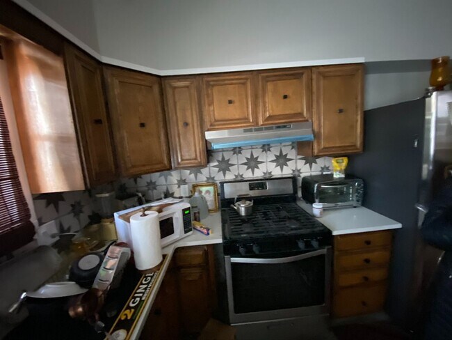 Building Photo - Available 3 bedroom house in Port Richmond!