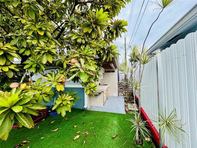 Building Photo - 880 SE 4th Pl