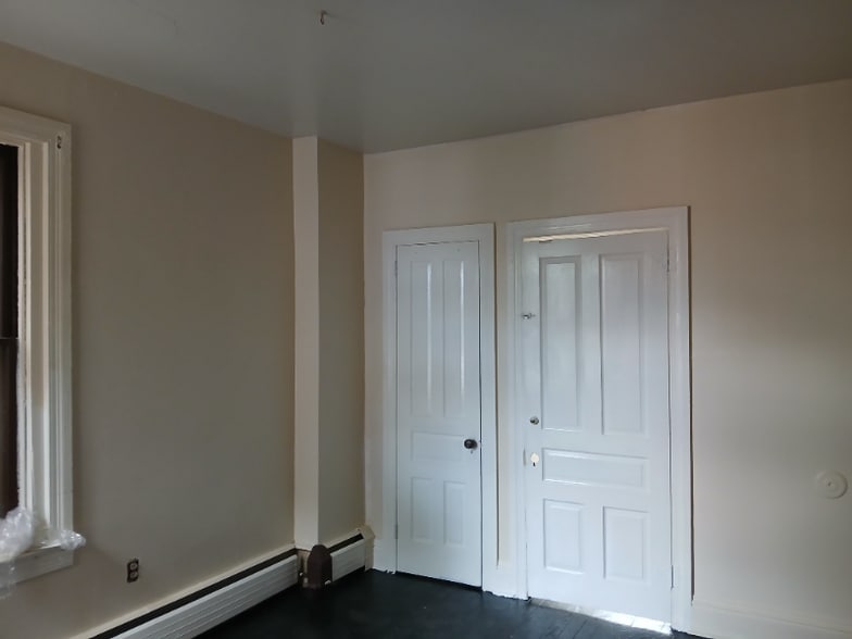 Primary Photo - 615 W King St