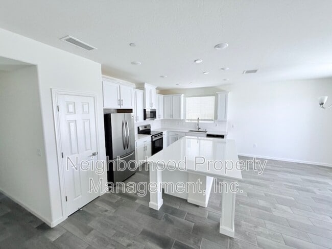 Building Photo - 6550 E Carmen Ave