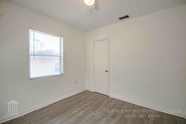 Building Photo - Ask about $500 move in special on this great Duplex Just South of Downtown
