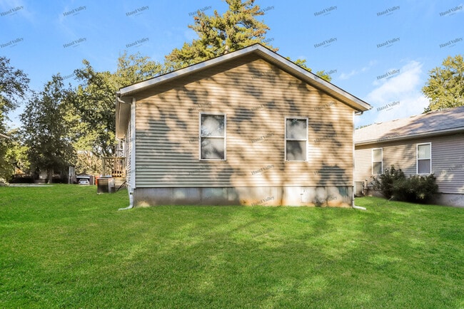 Building Photo - 723 N Crysler Ave