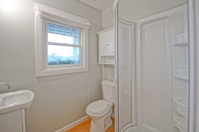 Building Photo - BEAUTIFULLY REMODELED, BRIGHT & AIRY HILLS...