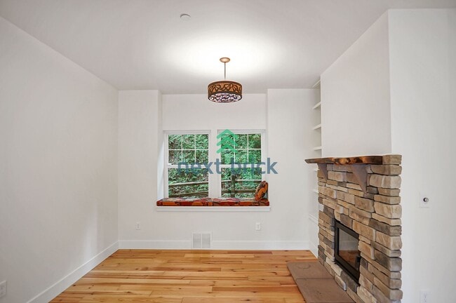 Building Photo - 3 Bed 2.5 Bath for Rent in Lake Forest Park!