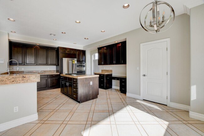 Building Photo - COMING SOON!! $1000 off 1st months Rent Guard-Gated Golf Course Living on the 14th Green!