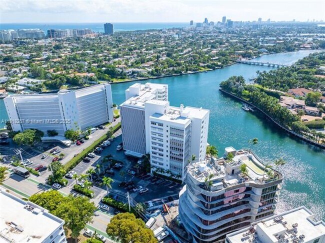 Building Photo - 9102 W Bay Harbor Dr