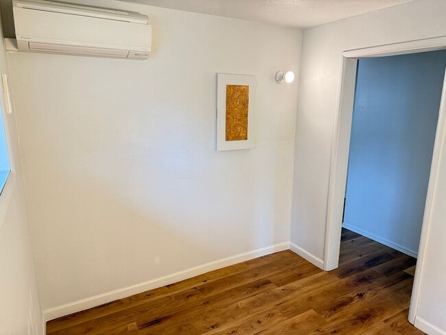 Building Photo - Huge 4 bedroom 2 bath house!