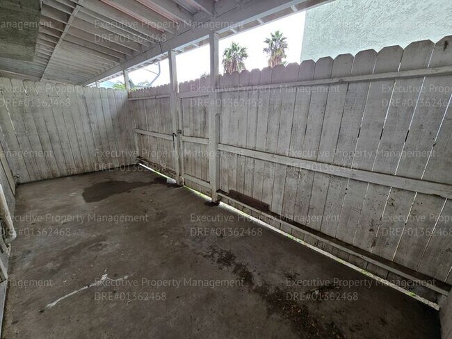 Building Photo - 2 bedroom 1.5 bathroom townhouse