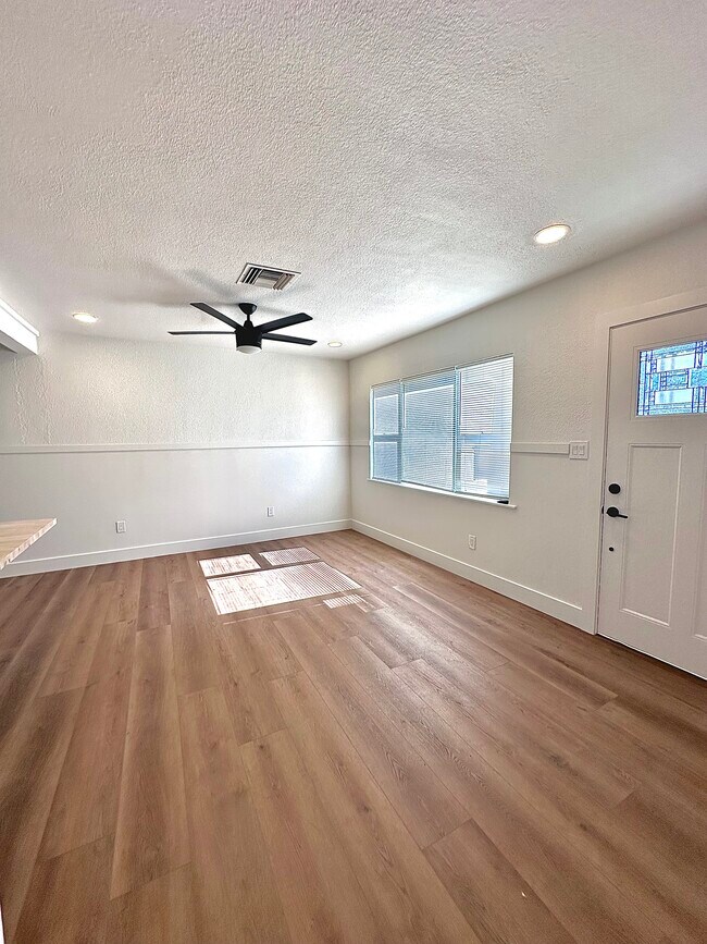 Building Photo - 1050 Nokomis St