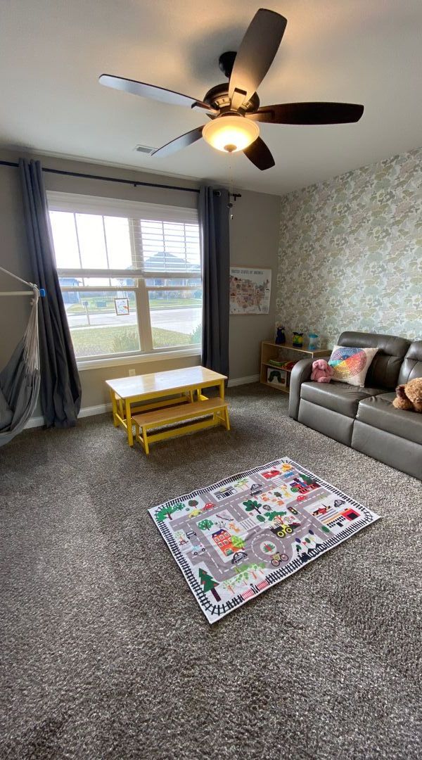 Building Photo - 3 bedroom 2 bathroom house with fenced in yard