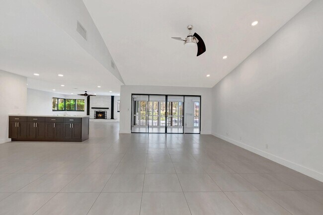 Building Photo - 355 Woodlake Ln
