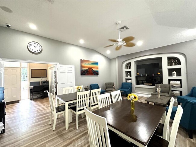 Building Photo - 16724 Rolling Green Dr