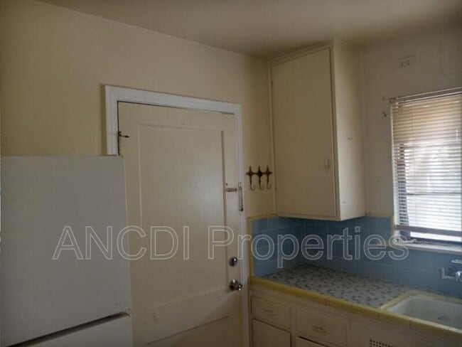 Building Photo - 703 Spring St