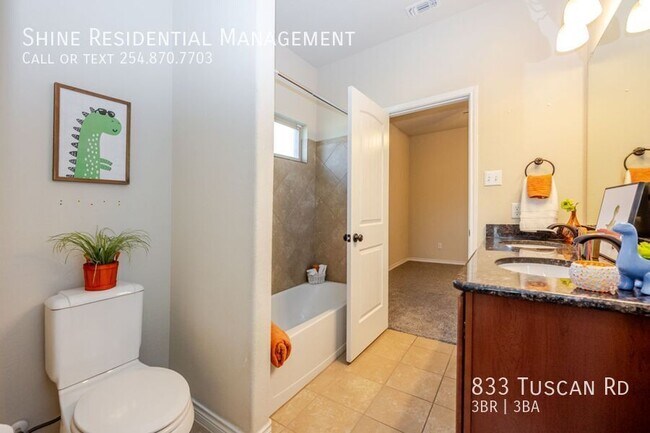 Building Photo - 833 TUSCAN Rd