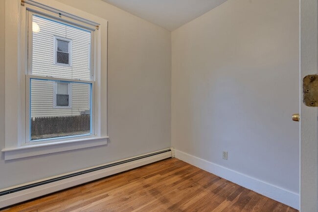 Building Photo - 64 Bacon St