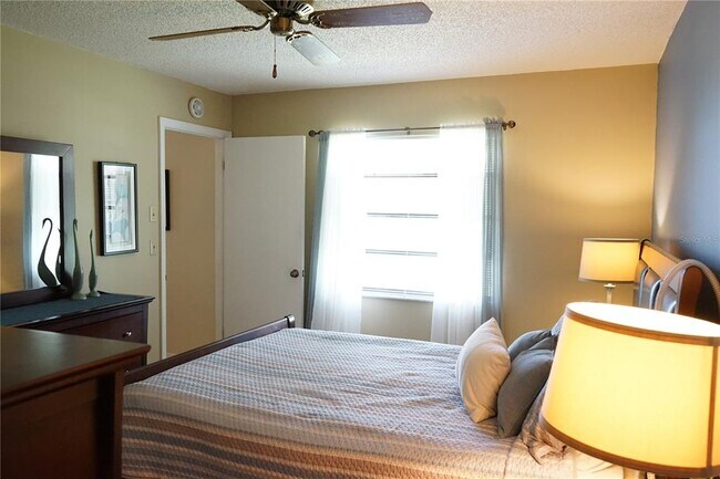 Building Photo - 2102 Hereford Dr