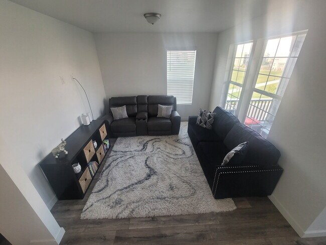 Building Photo - "Spacious 4-Bed Townhouse with Scenic View...