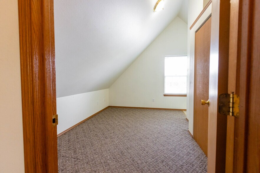 Up stairs bedroom with bath - 1608 N Brook Ct