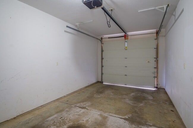 Building Photo - Great 3-bed, 2.5 bath townhome in Tolono available for June!