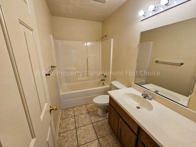 Building Photo - Nice 3 Bedroom/2 Bathroom Duplex off Jenny...