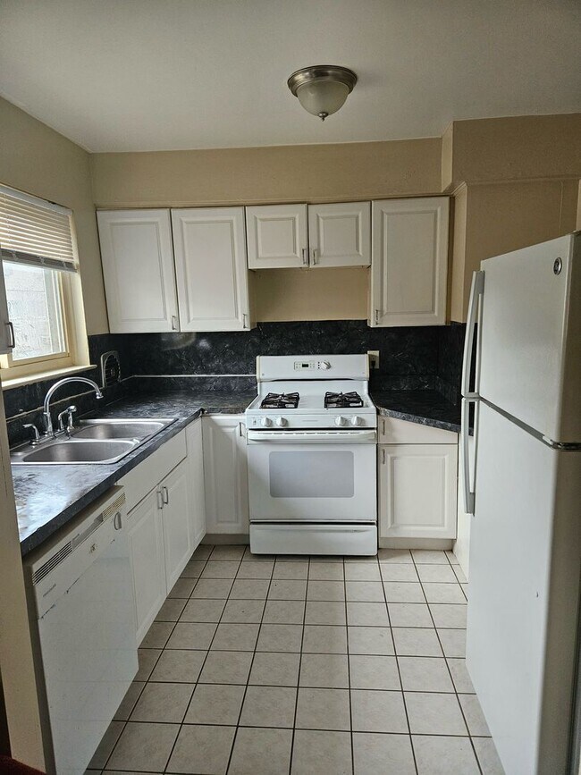 Building Photo - Westside Condo 2 bedroom 1 bath