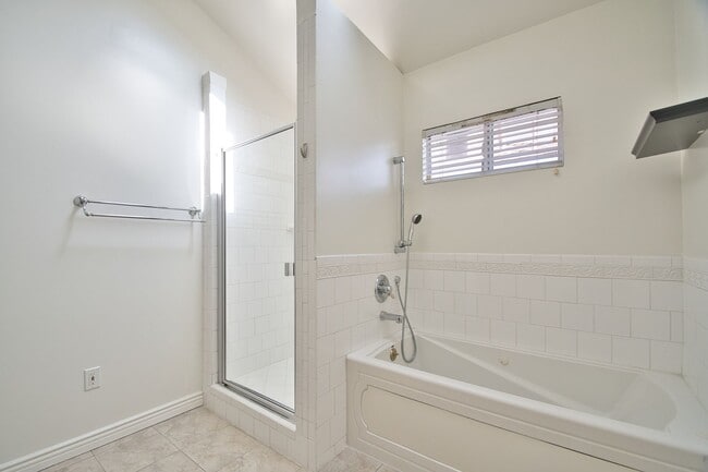 Building Photo - Spacious 4 Bedroom Home with A/C