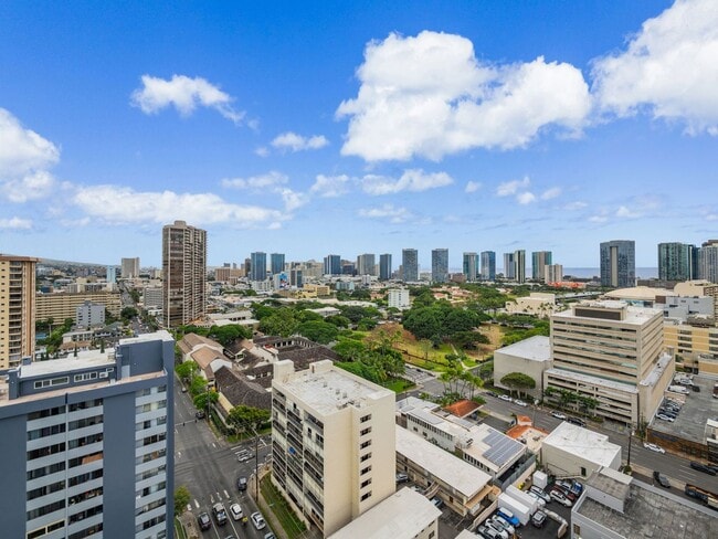 Building Photo - Remodeled Corner 1BR with Ocean & Diamond Head Views, W/D + Parking