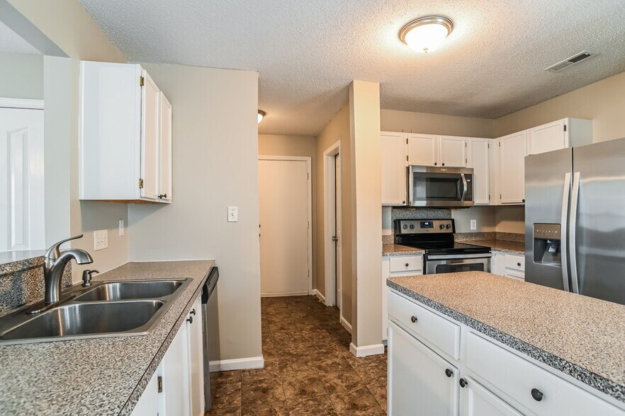 Building Photo - 11338 Northwoods Forest Dr