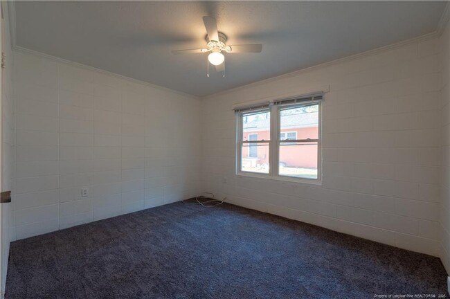 Building Photo - 425 Squirrel St