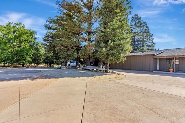 Building Photo - 9270 Linda Vista Ln