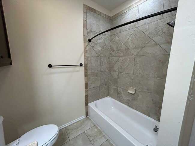 Building Photo - Elegant Living in the Heart of OKC – Impec...