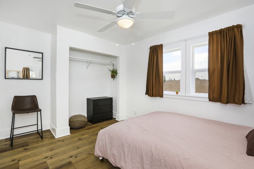 Building Photo - 3220 E 6th St