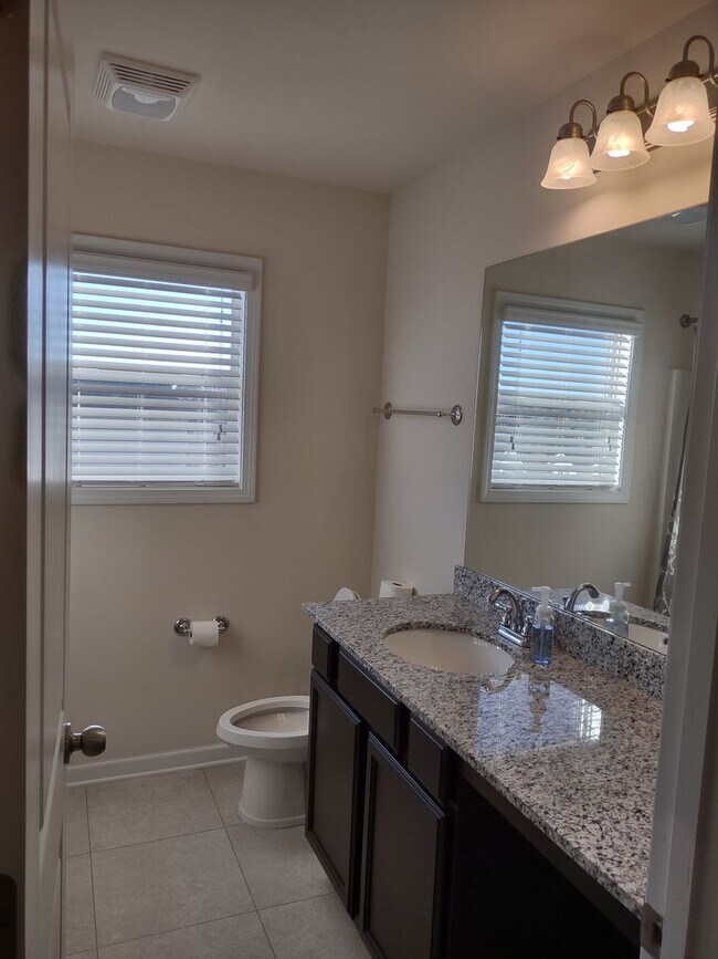 Building Photo - Fabulous Four Bedroom Home in Southeast Columbia!
