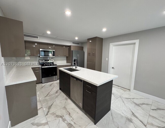 Building Photo - 15011 Coconut Ct