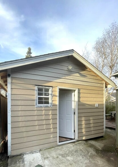 Building Photo - 704 NE 53rd St