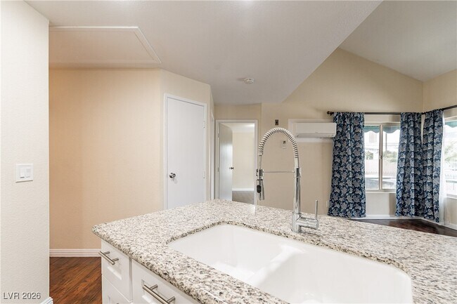 Building Photo - 450 Elm Dr