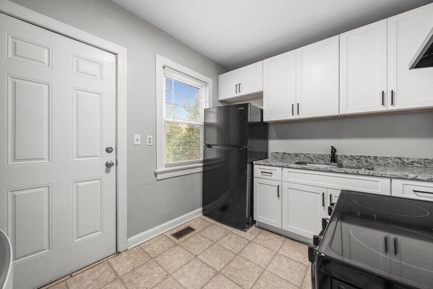 Primary Photo - 300 Chamberlain St