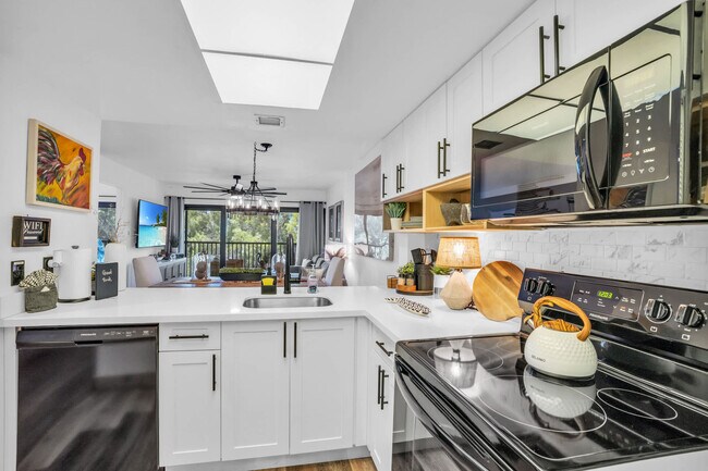 Building Photo - 600 Neapolitan Way