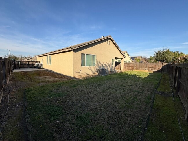 Building Photo - NW Visalia Home Near Shopping Center Available Now!