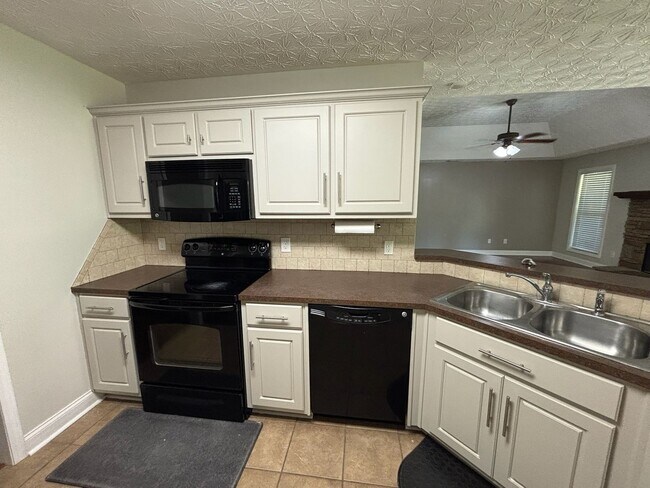 Building Photo - This Cute Home Is Everything You've Been Looking For! In A Quiet Subdivision With No Hoa
