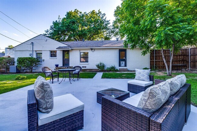 Building Photo - 540 Aqua Dr