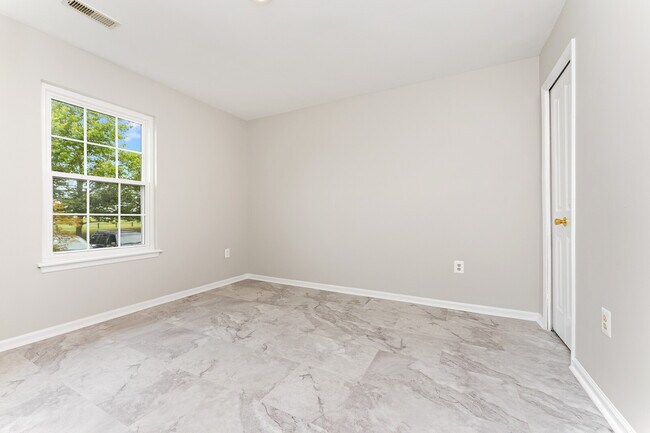 1st floor bedroom - 44132 Mistletoe Ter