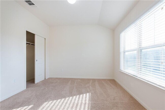 Building Photo - 1620 Bryant Dr