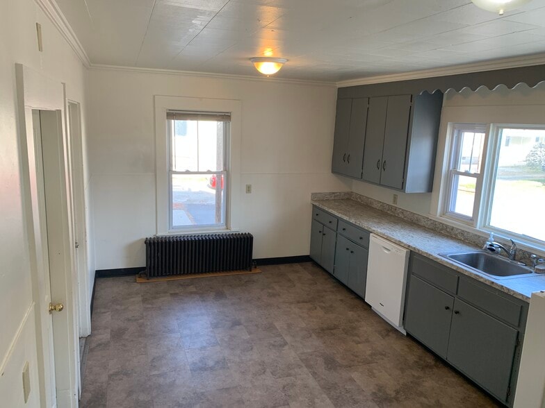 Kitchen - 88 Roxbury St