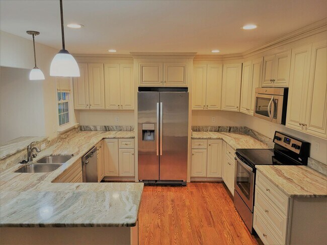 Building Photo - Huge 5 bedroom upgraded Colonial with larg...